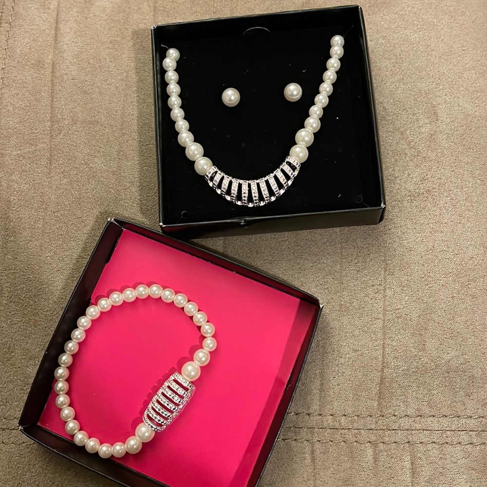 Neckless earrings & bracelets set.